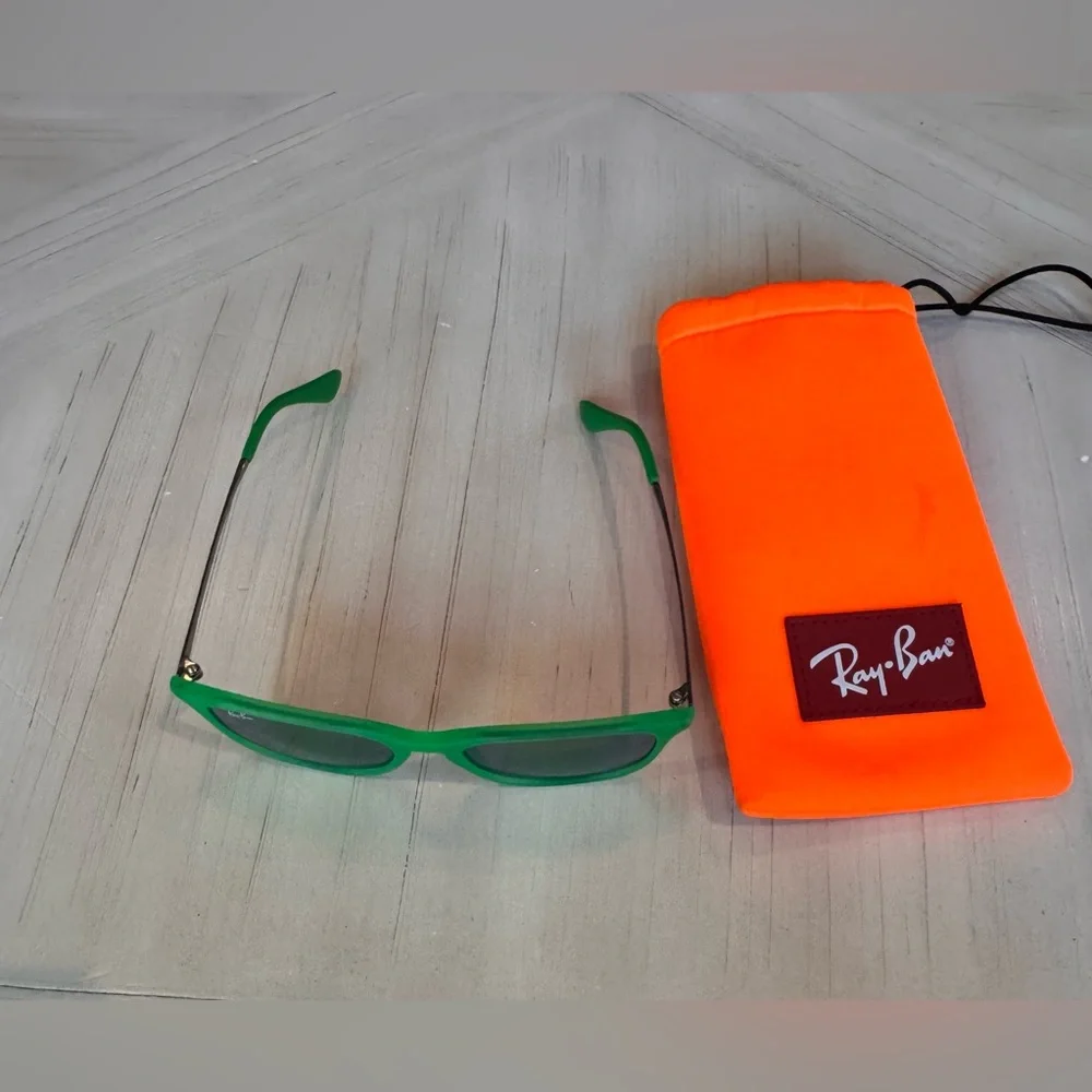 RAY-BAN KIDS Unisex Green Mirrored Lens Rubber Frame Sunglasses – (Retired)